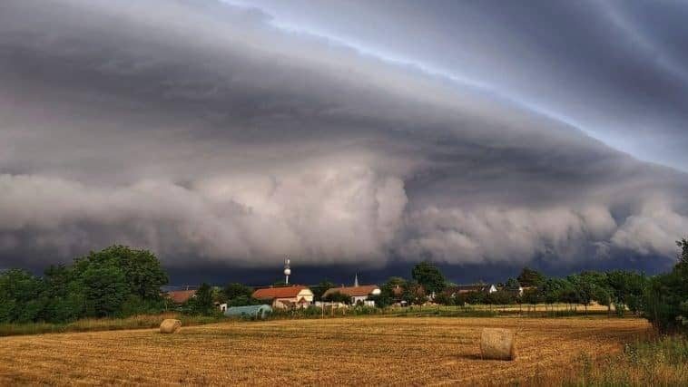 Nor de furtună masiv de tip supercelulă deasupra unei șosele din vestul țării în timpul unor descărcări electrice.
