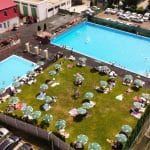 Vedere de ansamblu cu cele două piscine umplute cu apă și zona de șezlonguri pregătite pentru clienți la baza de agrement STPT din Fabric.