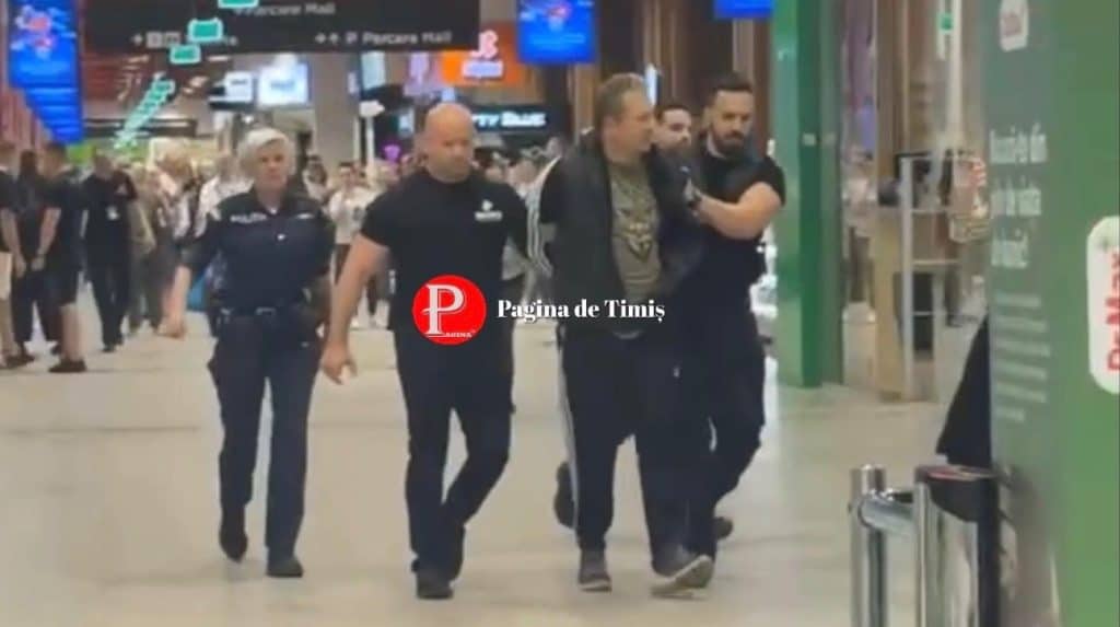 Agresorul în vârstă de 50 de ani flancat de polițiști și mascați la intrarea în sediul Parchetului pentru audieri.