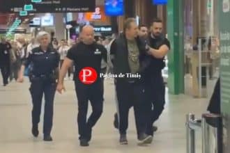 Agresorul în vârstă de 50 de ani flancat de polițiști și mascați la intrarea în sediul Parchetului pentru audieri.