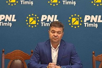 Marilen Pirtea vorbind de la tribuna unei conferințe oficiale în dubla sa calitate de rector și lider politic.