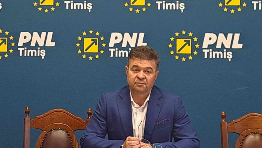 Marilen Pirtea vorbind de la tribuna unei conferințe oficiale în dubla sa calitate de rector și lider politic.