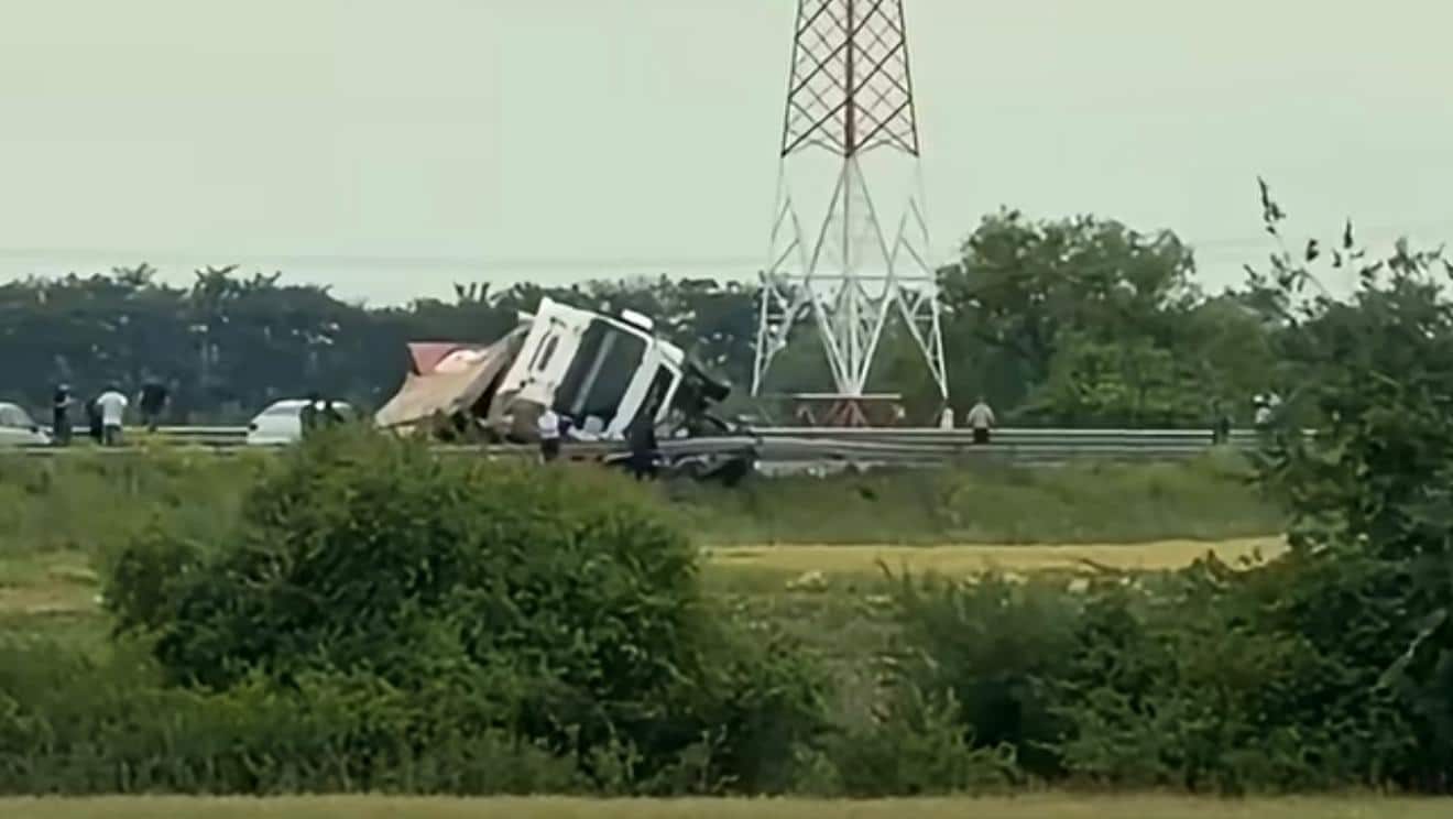 Echipaje de descarcerare ale pompierilor militari acționând la locul unui accident rutier unde un TIR cu semiremorcă s-a răsturnat pe șosea.