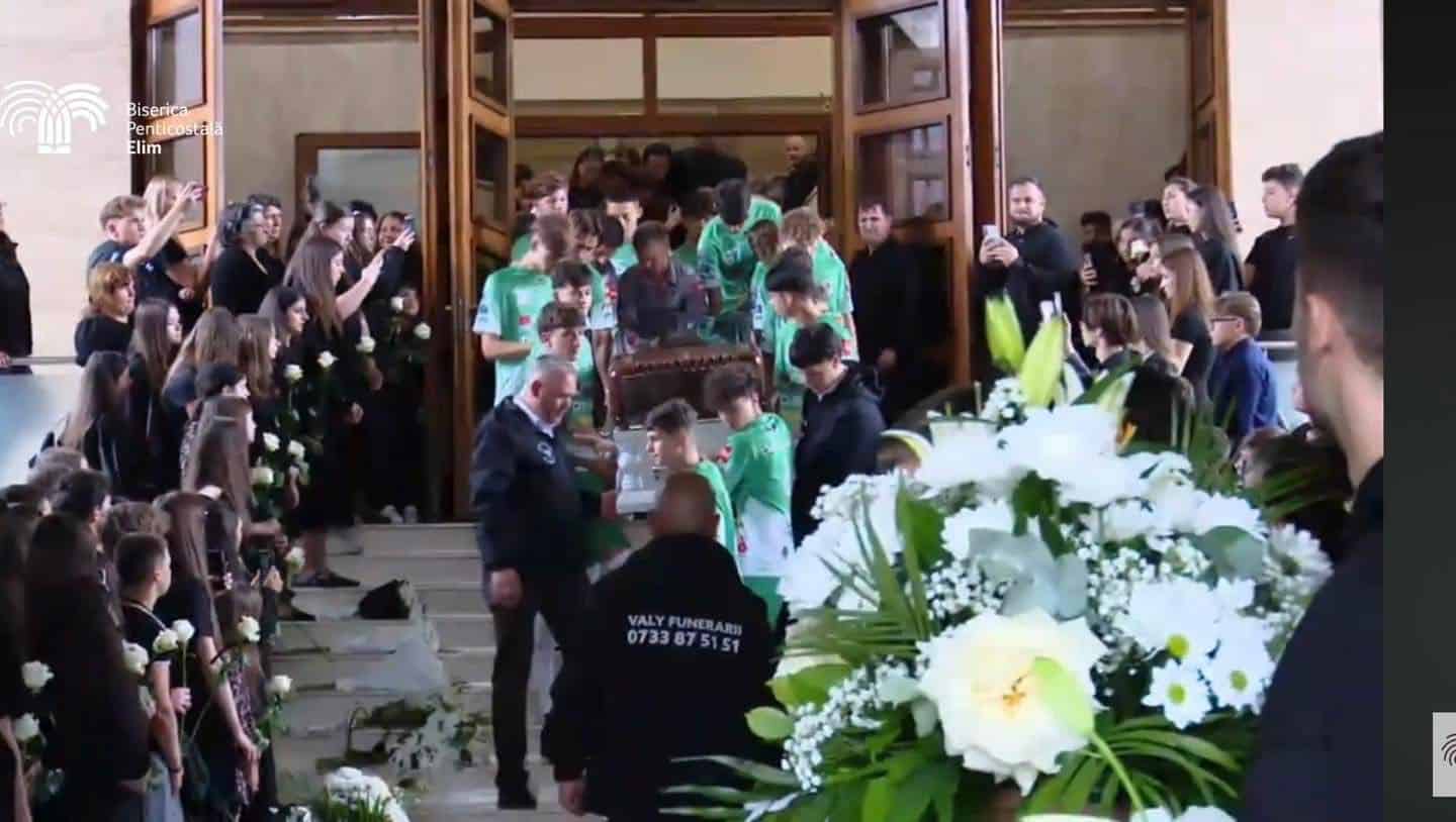 Tricou alb-verde de fotbal al echipei CSC Dumbrăvița inscripționat cu numărul 23 și numele Matias ținut pe umăr în timpul ceremoniei funerare.