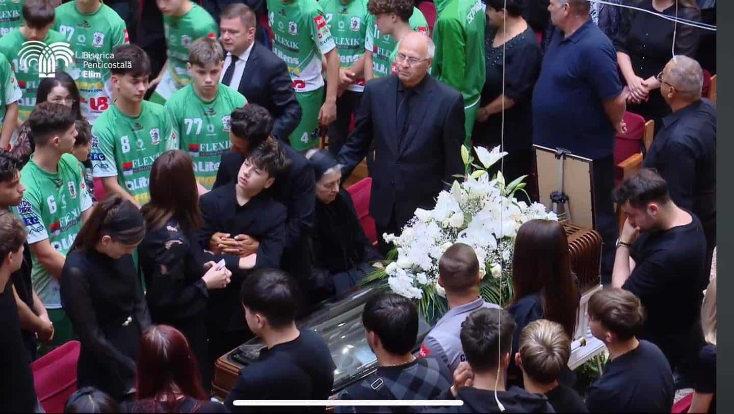Tricou alb-verde de fotbal al echipei CSC Dumbrăvița inscripționat cu numărul 23 și numele Matias ținut pe umăr în timpul ceremoniei funerare.