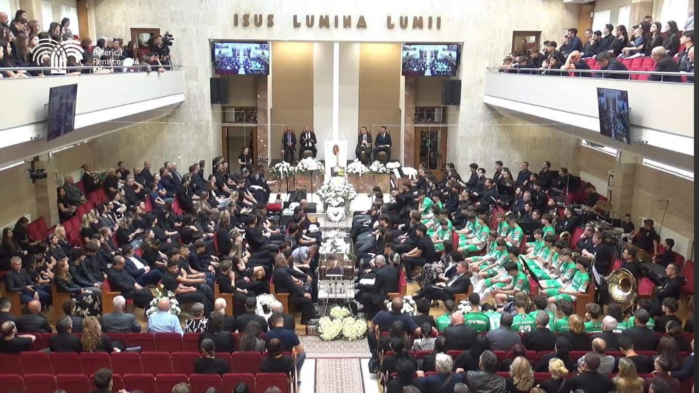 Tricou alb-verde de fotbal al echipei CSC Dumbrăvița inscripționat cu numărul 23 și numele Matias ținut pe umăr în timpul ceremoniei funerare.