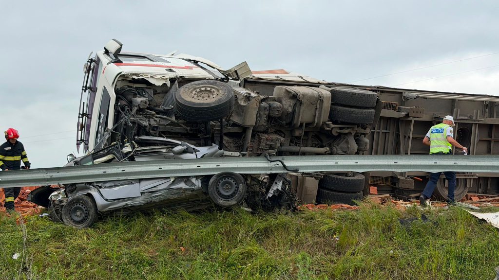 Echipaje de descarcerare ale pompierilor militari acționând la locul unui accident rutier unde un TIR cu semiremorcă s-a răsturnat pe șosea.