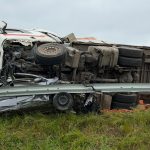 Echipaje de descarcerare ale pompierilor militari acționând la locul unui accident rutier unde un TIR cu semiremorcă s-a răsturnat pe șosea.