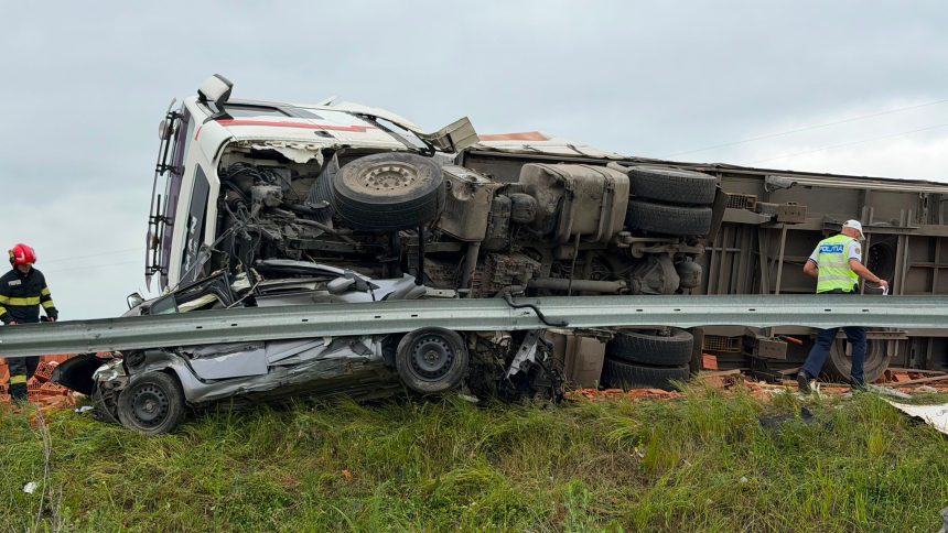 Echipaje de descarcerare ale pompierilor militari acționând la locul unui accident rutier unde un TIR cu semiremorcă s-a răsturnat pe șosea.