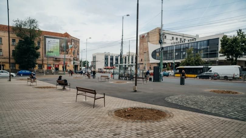 Piațeta din fața Gării de Nord din Timișoara unde urmează să fie reorganizat traficul rutier și stațiile de transport public.