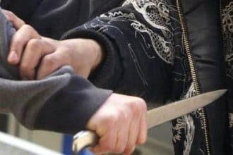 Masă răsturnată și scaune împrăștiate pe terasa unui local din Hunedoara în timpul cercetărilor efectuate de criminaliști.