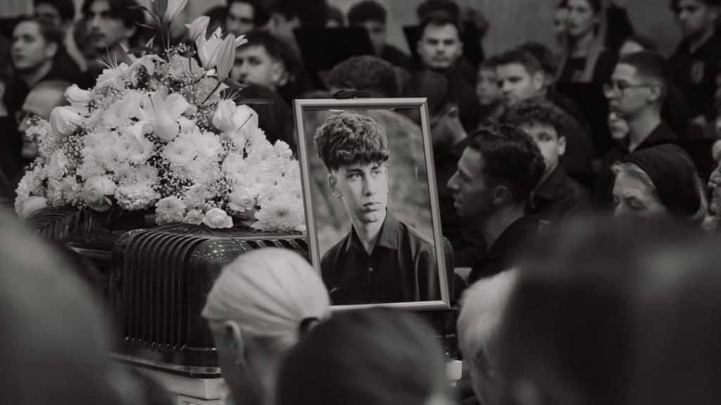 Tricou alb-verde de fotbal al echipei CSC Dumbrăvița inscripționat cu numărul 23 și numele Matias ținut pe umăr în timpul ceremoniei funerare.