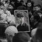 Tricou alb-verde de fotbal al echipei CSC Dumbrăvița inscripționat cu numărul 23 și numele Matias ținut pe umăr în timpul ceremoniei funerare.