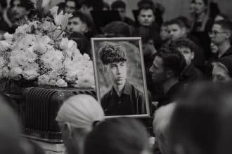 Tricou alb-verde de fotbal al echipei CSC Dumbrăvița inscripționat cu numărul 23 și numele Matias ținut pe umăr în timpul ceremoniei funerare.