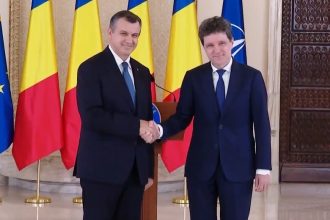 Premierul desemnat Eugen Tomac oferind declarații de presă de la pupitrul oficial din incinta Palatului Cotroceni.