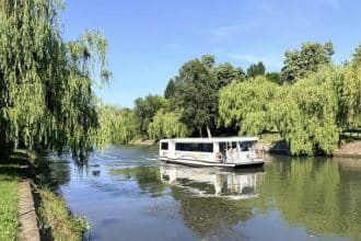Vaporete destinate transportului public din Timișoara staționate la mal pe canalul Bega în timpul unor restricții de navigație.