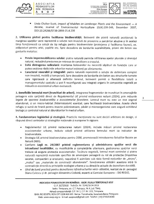 Detaliu cu bolovani din piatră naturală amplasați pe marginea unei zone verzi din Timișoara pentru prevenirea parcărilor ilegale.