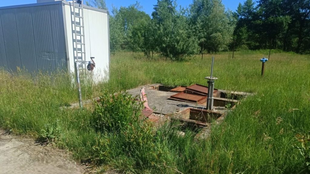 Punct de deversare a apelor uzate netratate dintr-o conductă de canalizare defectă direct în emisar natural.