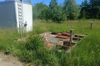Punct de deversare a apelor uzate netratate dintr-o conductă de canalizare defectă direct în emisar natural.