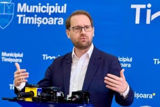 Primarul Timișoarei Dominic Fritz oferind declarații despre stadiul dosarului său juridic cu Agenția Națională de Integritate.