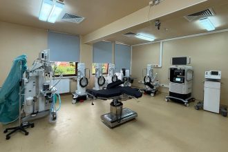 Profesorul doctor Laurențiu Pirtea și echipa de medici ginecologi și ATI în fața consolei robotului chirurgical de la Maternitatea Odobescu.