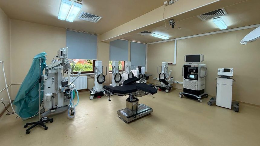 Profesorul doctor Laurențiu Pirtea și echipa de medici ginecologi și ATI în fața consolei robotului chirurgical de la Maternitatea Odobescu.