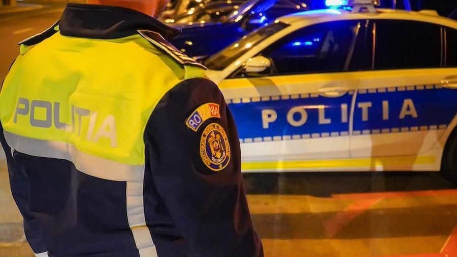 Autospecială a Poliției Rutiere Sânnicolau Mare staționată pe marginea drumului județean DJ 594 pentru controale în trafic.