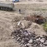 Autocamion sechestrat de poliție lângă calea ferată din Vladimirescu după descărcarea ilegală a tonelor de moloz.