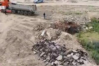 Autocamion sechestrat de poliție lângă calea ferată din Vladimirescu după descărcarea ilegală a tonelor de moloz.