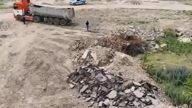 Autocamion sechestrat de poliție lângă calea ferată din Vladimirescu după descărcarea ilegală a tonelor de moloz.