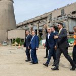 Premierul Ilie Bolojan discutând cu inginerii și investitorii pe amplasamentul fostei termocentrale din județul Hunedoara.