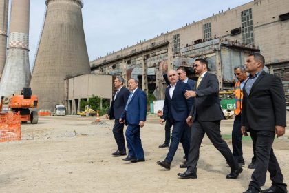 Premierul Ilie Bolojan discutând cu inginerii și investitorii pe amplasamentul fostei termocentrale din județul Hunedoara.