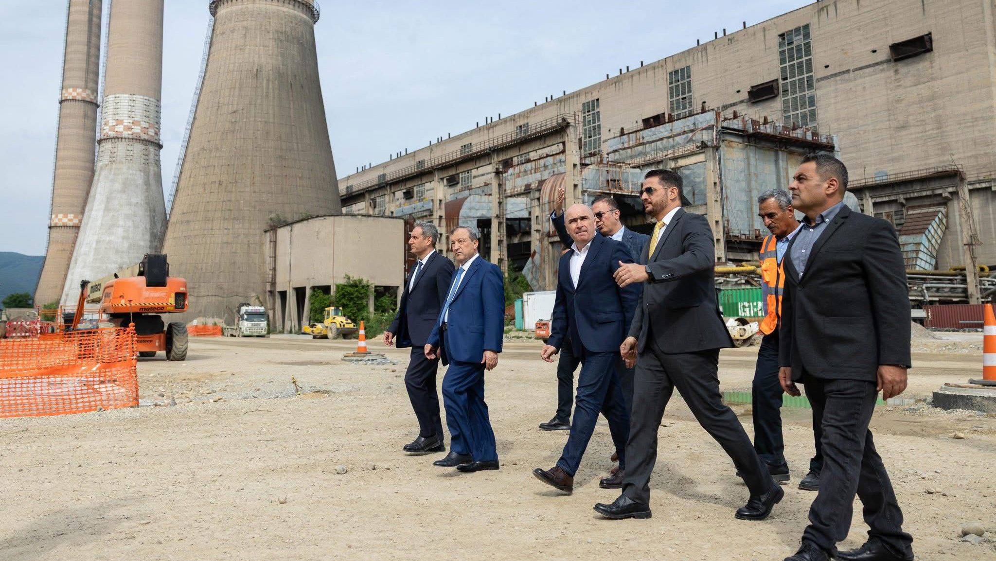 Premierul Ilie Bolojan discutând cu inginerii și investitorii pe amplasamentul fostei termocentrale din județul Hunedoara.