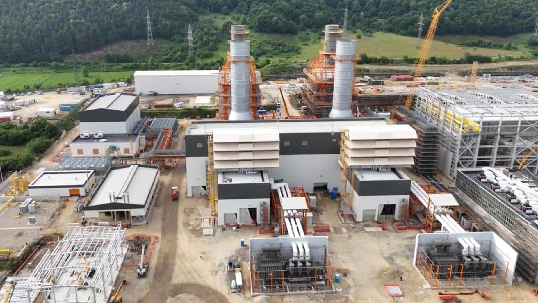 Premierul Ilie Bolojan discutând cu inginerii și investitorii pe amplasamentul fostei termocentrale din județul Hunedoara.