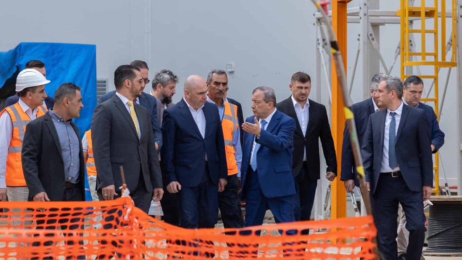 Premierul Ilie Bolojan discutând cu inginerii și investitorii pe amplasamentul fostei termocentrale din județul Hunedoara.