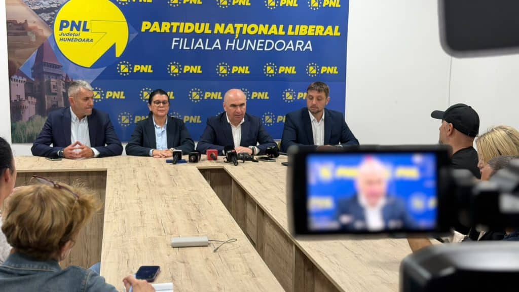 Președintele PNL și premierul interimar Ilie Bolojan oferind declarații de presă despre asumarea răspunderii guvernamentale.