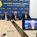 Președintele PNL și premierul interimar Ilie Bolojan oferind declarații de presă despre asumarea răspunderii guvernamentale.