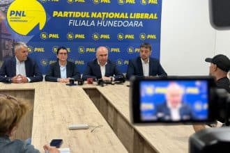 Președintele PNL și premierul interimar Ilie Bolojan oferind declarații de presă despre asumarea răspunderii guvernamentale.