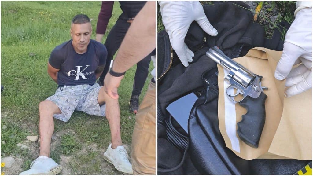 Autospeciale ale poliției staționate în fața Centrului de Reținere și Arestare Preventivă Deva unde a fost încarcerat agresorul.