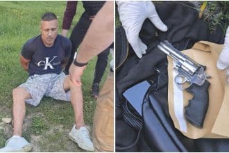 Autospeciale ale poliției staționate în fața Centrului de Reținere și Arestare Preventivă Deva unde a fost încarcerat agresorul.