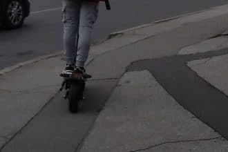 Ambulanță parcată în fața Unității de Primiri Urgențe a Spitalului Clinic Județean Pius Brînzeu din Timișoara.