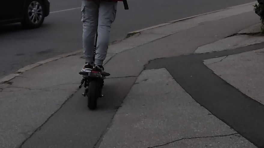 Ambulanță parcată în fața Unității de Primiri Urgențe a Spitalului Clinic Județean Pius Brînzeu din Timișoara.