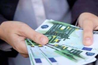 Pachete de țigări de contrabandă și bancnote în euro confiscate de polițiștii de frontieră în timpul unui control pe DN6.
