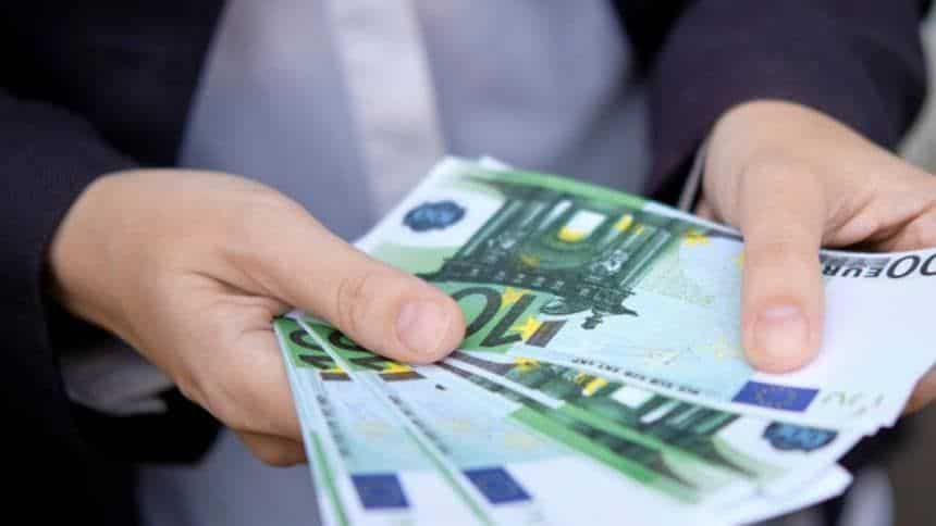 Pachete de țigări de contrabandă și bancnote în euro confiscate de polițiștii de frontieră în timpul unui control pe DN6.