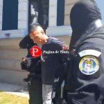 Suspectul George Râță flancat de luptători din cadrul Serviciului pentru Acțiuni Speciale la intrarea în Tribunalul Hunedoara.