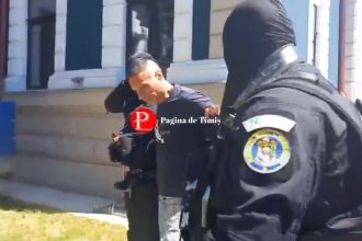 Suspectul George Râță flancat de luptători din cadrul Serviciului pentru Acțiuni Speciale la intrarea în Tribunalul Hunedoara.