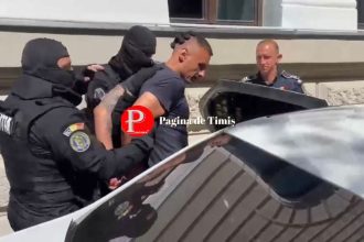 Suspectul George Râță oferind declarații presei în cătușe la ieșirea din Tribunalul Hunedoara după emiterea mandatului de arestare.