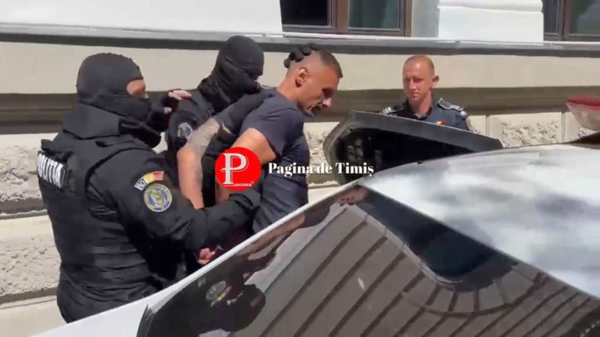 Suspectul George Râță oferind declarații presei în cătușe la ieșirea din Tribunalul Hunedoara după emiterea mandatului de arestare.