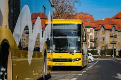 Troleibuz nou cu autonomie pe baterii rulând pe o arteră principală modernizată din Timișoara.