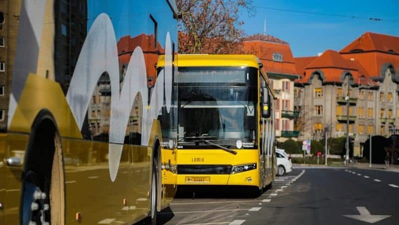 Troleibuz nou cu autonomie pe baterii rulând pe o arteră principală modernizată din Timișoara.